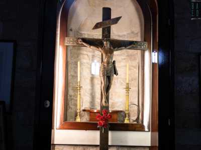 Pi� in fondo, in una cappella, � invece conservato il Ss. Crocifisso di Auricarro, portato in processione il 3 maggio di ogni anno